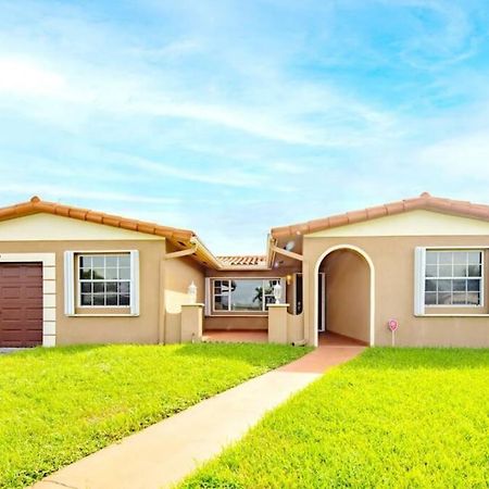 Stunning Lake-Front Villa With Pool & Spa Pembroke Pines Eksteriør billede