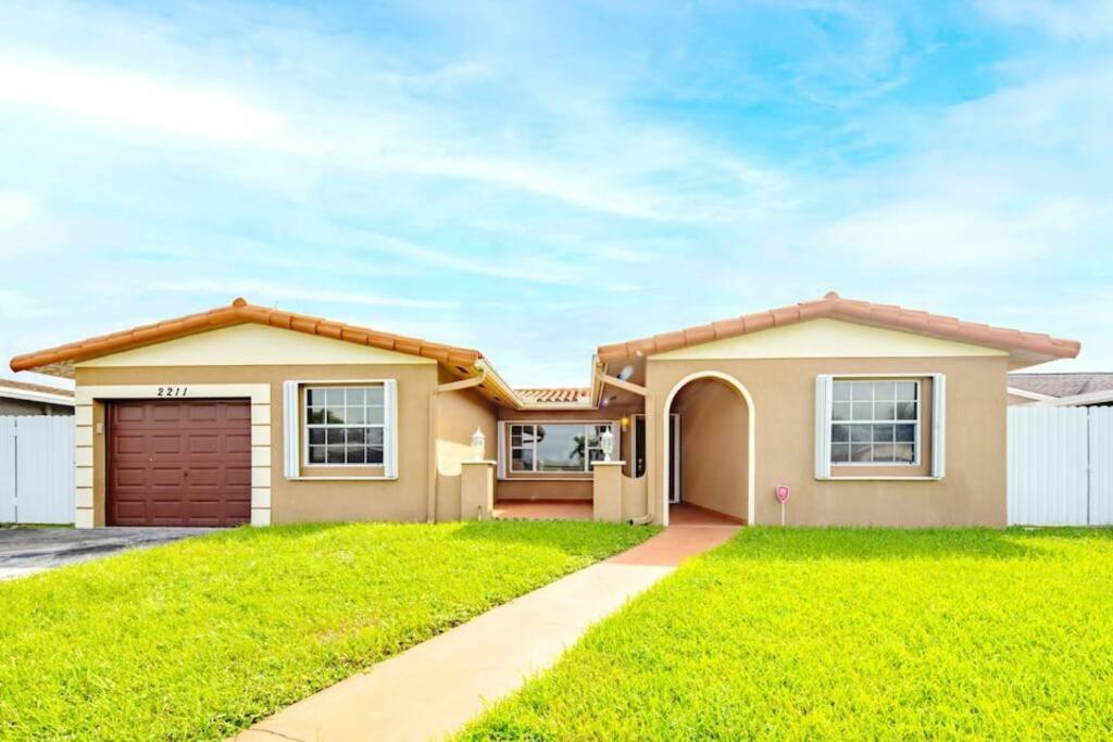 Stunning Lake-Front Villa With Pool & Spa Pembroke Pines Eksteriør billede