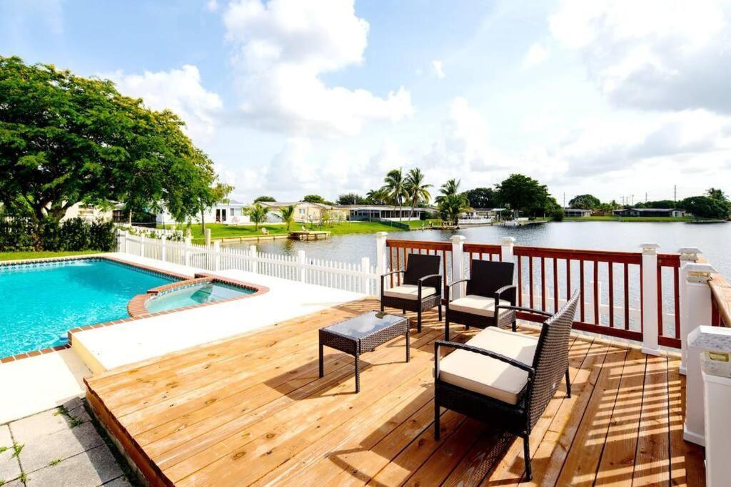 Stunning Lake-Front Villa With Pool & Spa Pembroke Pines Eksteriør billede