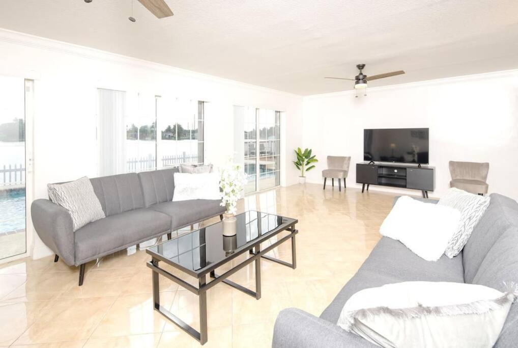 Stunning Lake-Front Villa With Pool & Spa Pembroke Pines Eksteriør billede