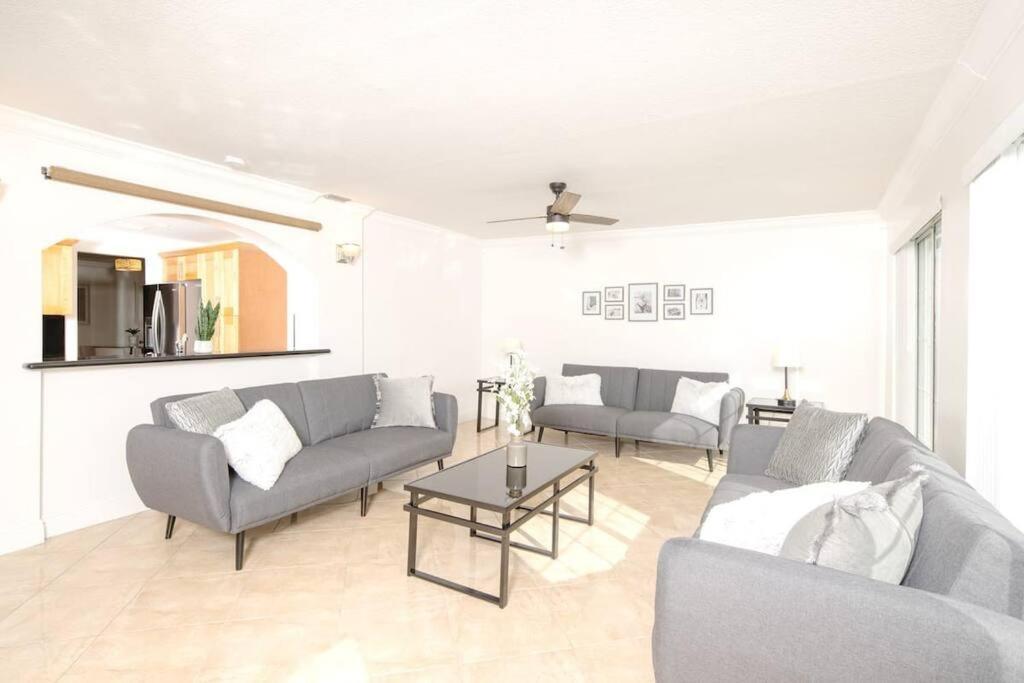 Stunning Lake-Front Villa With Pool & Spa Pembroke Pines Eksteriør billede