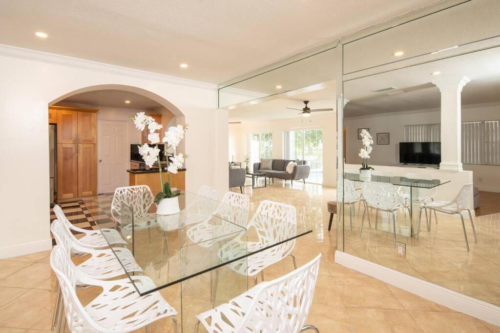 Stunning Lake-Front Villa With Pool & Spa Pembroke Pines Eksteriør billede