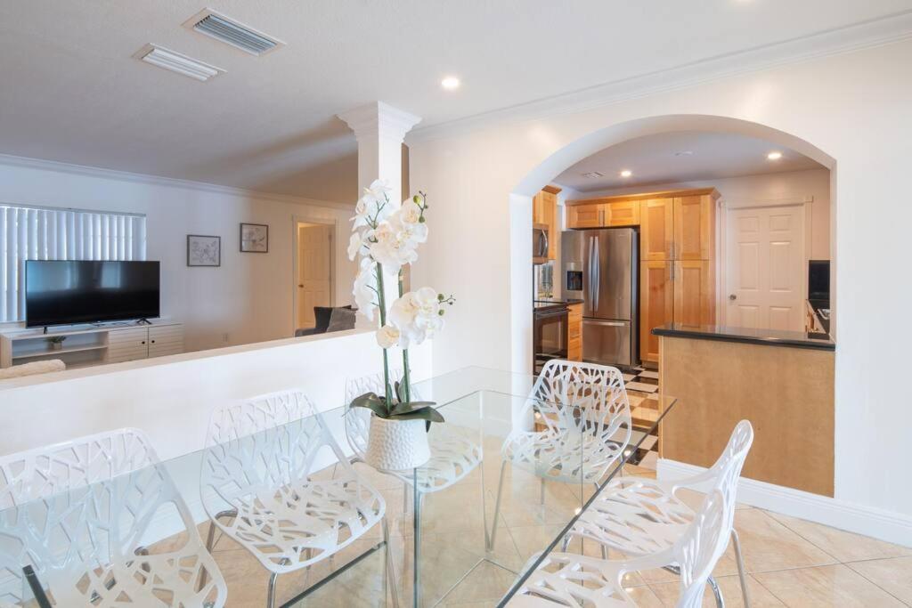 Stunning Lake-Front Villa With Pool & Spa Pembroke Pines Eksteriør billede