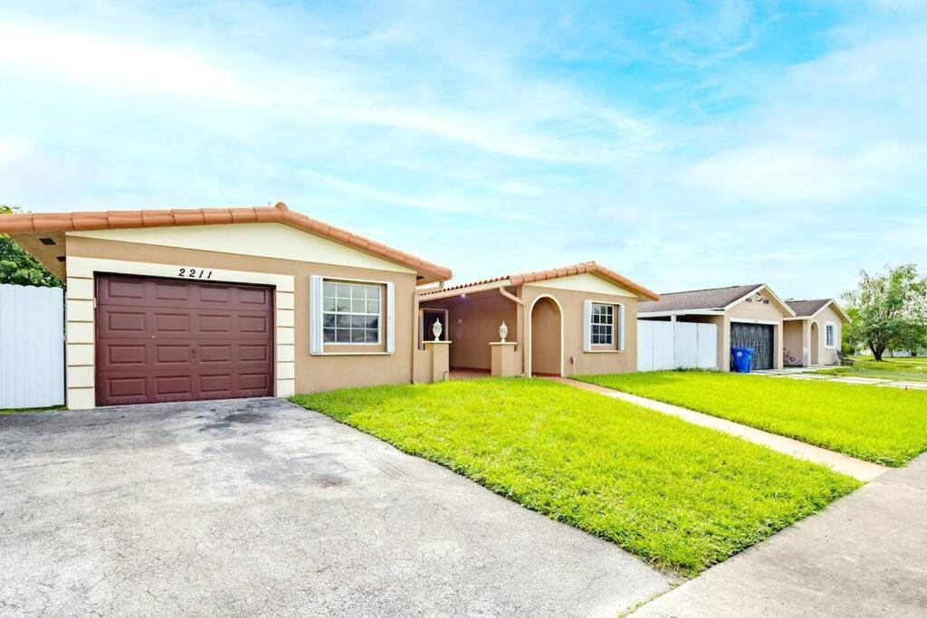 Stunning Lake-Front Villa With Pool & Spa Pembroke Pines Eksteriør billede